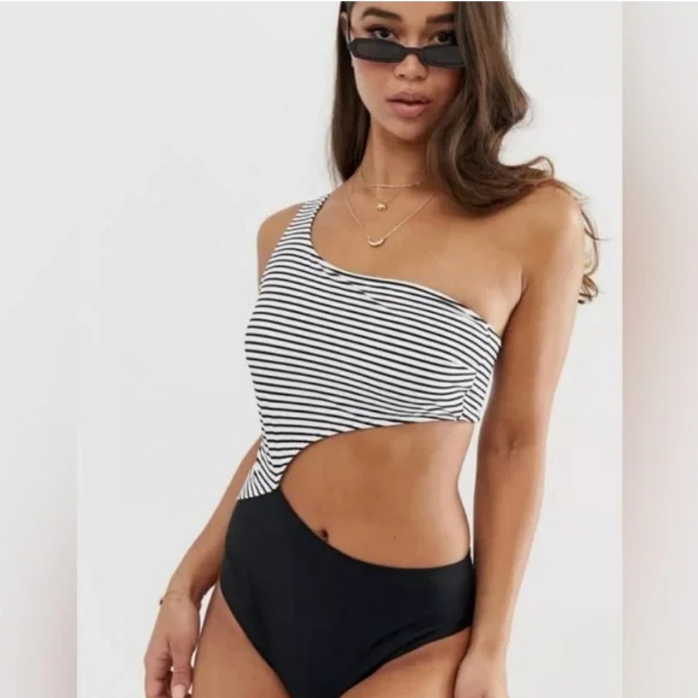 Abercrombie & Fitch Striped/Solid Cut Out One Piece Swimsuit size M